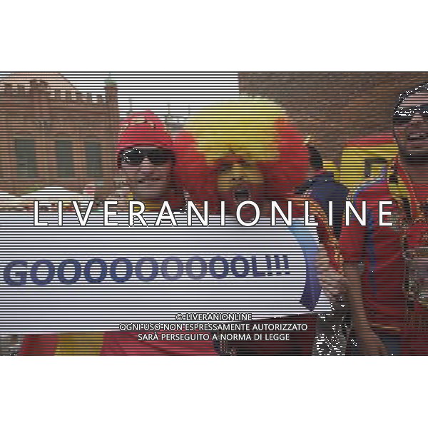 GDANSK 10.06.2012 STARE MIASTO WLOSCY I HISZPANSCY KIBICE SPIEWAJA TANCZA I PIJA DUZE ILOSCI ALKOHOLU NA GDANSKICH ULICACH PRZYGOTOWUJAC SIE DO MECZU FOT MICHAL FLUDRA / NEWSPIX.PL Italian AND sPANISH football fans on the Gdansk city streets Italian AND sPANISH football fans on the Gdansk city streets EURO FOOTBALL 2012 POLAND BEFORE MATCH SPAIN vs ITALY --- Newspix.pl -AG ALDO LIVERANI SAS - ITALY ONLY - *** Local Caption *** .