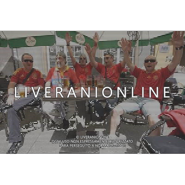 GDANSK 10.06.2012 STARE MIASTO WLOSCY I HISZPANSCY KIBICE SPIEWAJA TANCZA I PIJA DUZE ILOSCI ALKOHOLU NA GDANSKICH ULICACH PRZYGOTOWUJAC SIE DO MECZU FOT MICHAL FLUDRA / NEWSPIX.PL Italian AND sPANISH football fans on the Gdansk city streets Italian AND sPANISH football fans on the Gdansk city streets EURO FOOTBALL 2012 POLAND BEFORE MATCH SPAIN vs ITALY --- Newspix.pl -AG ALDO LIVERANI SAS - ITALY ONLY - *** Local Caption *** .