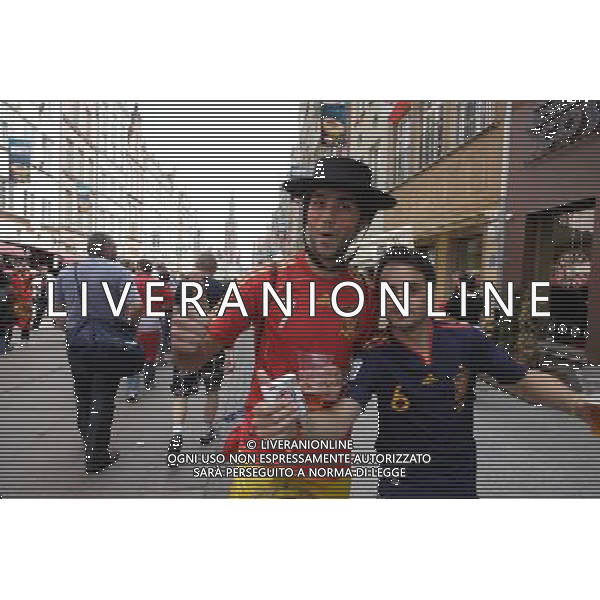 GDANSK 10.06.2012 STARE MIASTO WLOSCY I HISZPANSCY KIBICE SPIEWAJA TANCZA I PIJA DUZE ILOSCI ALKOHOLU NA GDANSKICH ULICACH PRZYGOTOWUJAC SIE DO MECZU FOT MICHAL FLUDRA / NEWSPIX.PL Italian AND sPANISH football fans on the Gdansk city streets Italian AND sPANISH football fans on the Gdansk city streets EURO FOOTBALL 2012 POLAND BEFORE MATCH SPAIN vs ITALY --- Newspix.pl -AG ALDO LIVERANI SAS - ITALY ONLY - *** Local Caption *** .