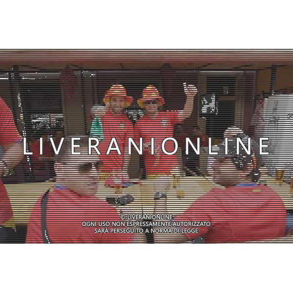 GDANSK 10.06.2012 STARE MIASTO WLOSCY I HISZPANSCY KIBICE SPIEWAJA TANCZA I PIJA DUZE ILOSCI ALKOHOLU NA GDANSKICH ULICACH PRZYGOTOWUJAC SIE DO MECZU FOT MICHAL FLUDRA / NEWSPIX.PL Italian AND sPANISH football fans on the Gdansk city streets Italian AND sPANISH football fans on the Gdansk city streets EURO FOOTBALL 2012 POLAND BEFORE MATCH SPAIN vs ITALY --- Newspix.pl -AG ALDO LIVERANI SAS - ITALY ONLY - *** Local Caption *** .