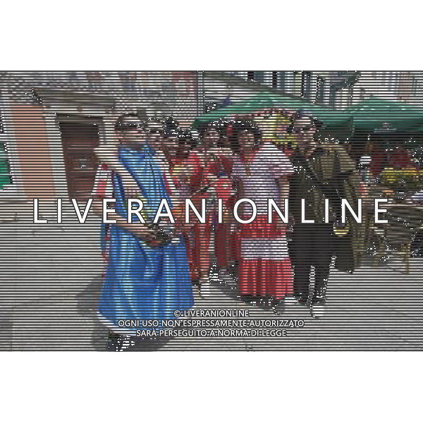 GDANSK 10.06.2012 STARE MIASTO WLOSCY I HISZPANSCY KIBICE SPIEWAJA TANCZA I PIJA DUZE ILOSCI ALKOHOLU NA GDANSKICH ULICACH PRZYGOTOWUJAC SIE DO MECZU FOT MICHAL FLUDRA / NEWSPIX.PL Italian AND sPANISH football fans on the Gdansk city streets Italian AND sPANISH football fans on the Gdansk city streets EURO FOOTBALL 2012 POLAND BEFORE MATCH SPAIN vs ITALY --- Newspix.pl -AG ALDO LIVERANI SAS - ITALY ONLY - *** Local Caption *** .