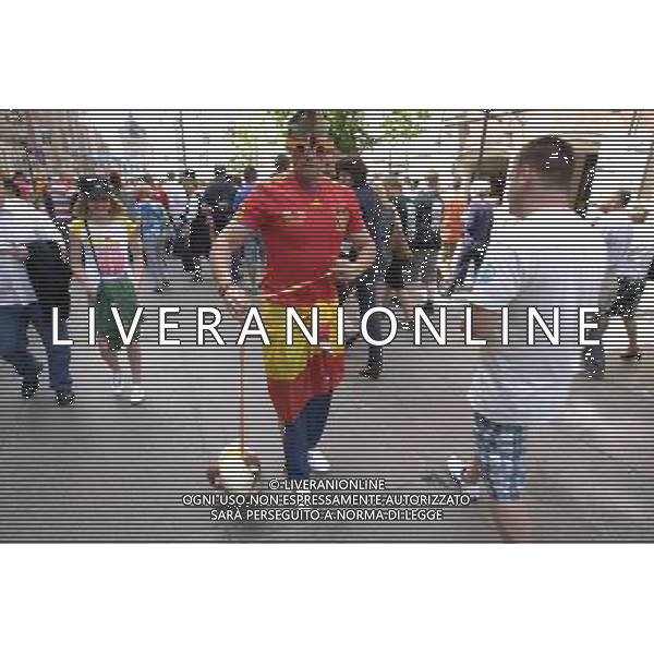 GDANSK 10.06.2012 STARE MIASTO WLOSCY I HISZPANSCY KIBICE SPIEWAJA TANCZA I PIJA DUZE ILOSCI ALKOHOLU NA GDANSKICH ULICACH PRZYGOTOWUJAC SIE DO MECZU FOT MICHAL FLUDRA / NEWSPIX.PL Italian AND sPANISH football fans on the Gdansk city streets Italian AND sPANISH football fans on the Gdansk city streets EURO FOOTBALL 2012 POLAND BEFORE MATCH SPAIN vs ITALY --- Newspix.pl -AG ALDO LIVERANI SAS - ITALY ONLY - *** Local Caption *** .