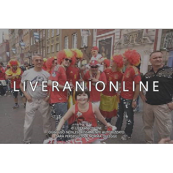 GDANSK 10.06.2012 STARE MIASTO WLOSCY I HISZPANSCY KIBICE SPIEWAJA TANCZA I PIJA DUZE ILOSCI ALKOHOLU NA GDANSKICH ULICACH PRZYGOTOWUJAC SIE DO MECZU FOT MICHAL FLUDRA / NEWSPIX.PL Italian AND sPANISH football fans on the Gdansk city streets Italian AND sPANISH football fans on the Gdansk city streets EURO FOOTBALL 2012 POLAND BEFORE MATCH SPAIN vs ITALY --- Newspix.pl -AG ALDO LIVERANI SAS - ITALY ONLY - *** Local Caption *** .