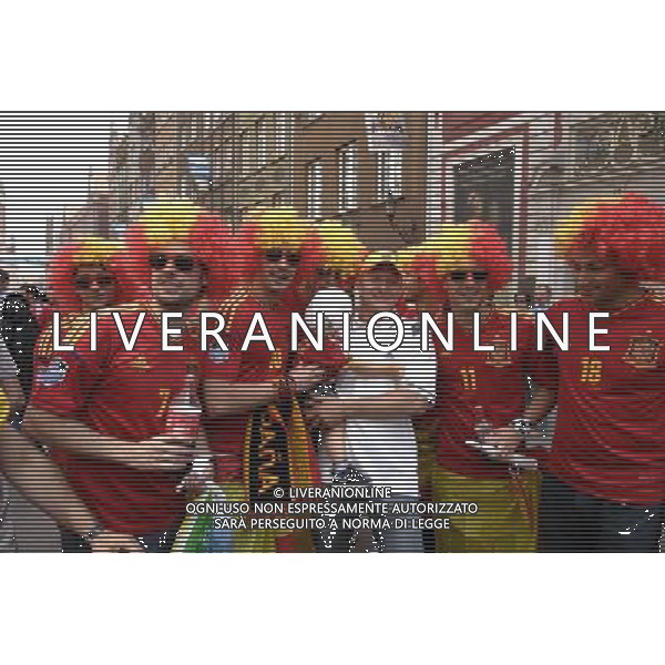 GDANSK 10.06.2012 STARE MIASTO WLOSCY I HISZPANSCY KIBICE SPIEWAJA TANCZA I PIJA DUZE ILOSCI ALKOHOLU NA GDANSKICH ULICACH PRZYGOTOWUJAC SIE DO MECZU FOT MICHAL FLUDRA / NEWSPIX.PL Italian AND sPANISH football fans on the Gdansk city streets Italian AND sPANISH football fans on the Gdansk city streets EURO FOOTBALL 2012 POLAND BEFORE MATCH SPAIN vs ITALY --- Newspix.pl -AG ALDO LIVERANI SAS - ITALY ONLY - *** Local Caption *** .