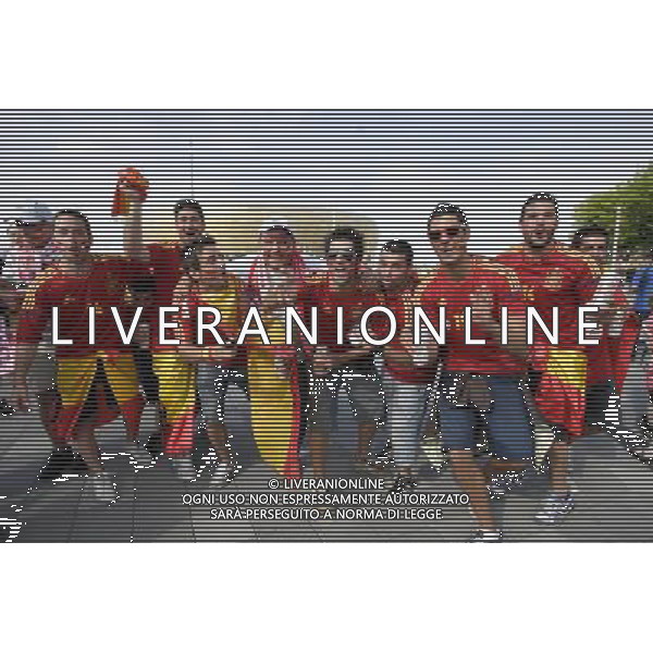 GDANSK 10.06.2012 STADION PGE ARENA N Z HISZPANSCY I WLOSCY KIBICE PRZED WEJSCIEM NA MECZ FOT MICHAL FLUDRA / NEWSPIX.PL Italian AND sPANISH football fans on the Gdansk city streets EURO FOOTBALL 2012 POLAND BEFORE MATCH SPAIN vs ITALY --- Newspix.pl -AG ALDO LIVERANI SAS - ITALY ONLY - *** Local Caption *** .