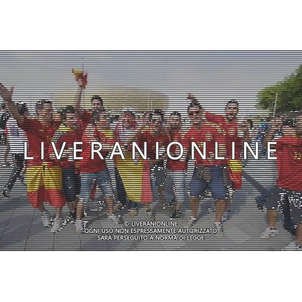 GDANSK 10.06.2012 STADION PGE ARENA N Z HISZPANSCY I WLOSCY KIBICE PRZED WEJSCIEM NA MECZ FOT MICHAL FLUDRA / NEWSPIX.PL Italian AND sPANISH football fans on the Gdansk city streets EURO FOOTBALL 2012 POLAND BEFORE MATCH SPAIN vs ITALY --- Newspix.pl -AG ALDO LIVERANI SAS - ITALY ONLY - *** Local Caption *** .