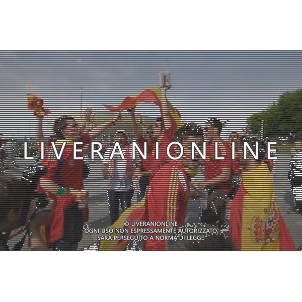 GDANSK 10.06.2012 STADION PGE ARENA N Z HISZPANSCY I WLOSCY KIBICE PRZED WEJSCIEM NA MECZ FOT MICHAL FLUDRA / NEWSPIX.PL Italian AND sPANISH football fans on the Gdansk city streets EURO FOOTBALL 2012 POLAND BEFORE MATCH SPAIN vs ITALY --- Newspix.pl -AG ALDO LIVERANI SAS - ITALY ONLY - *** Local Caption *** .