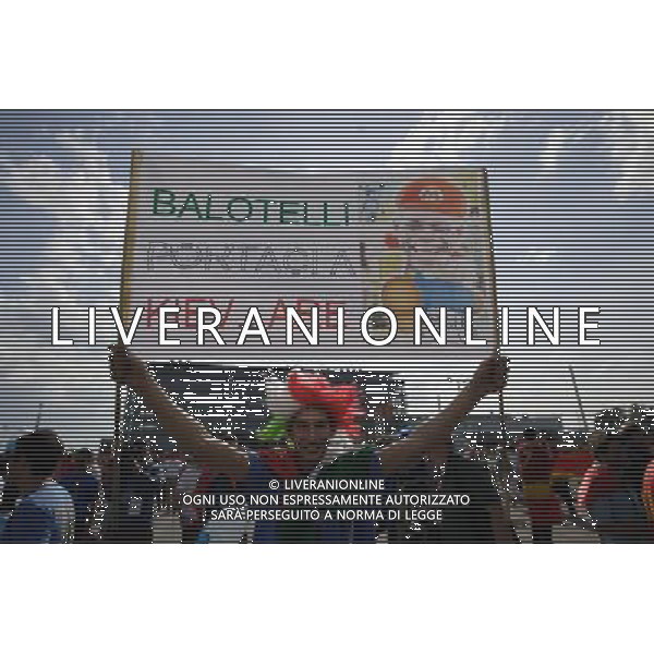 GDANSK 10.06.2012 STADION PGE ARENA N Z HISZPANSCY I WLOSCY KIBICE PRZED WEJSCIEM NA MECZ FOT MICHAL FLUDRA / NEWSPIX.PL Italian AND sPANISH football fans on the Gdansk city streets EURO FOOTBALL 2012 POLAND BEFORE MATCH SPAIN vs ITALY --- Newspix.pl -AG ALDO LIVERANI SAS - ITALY ONLY - *** Local Caption *** .