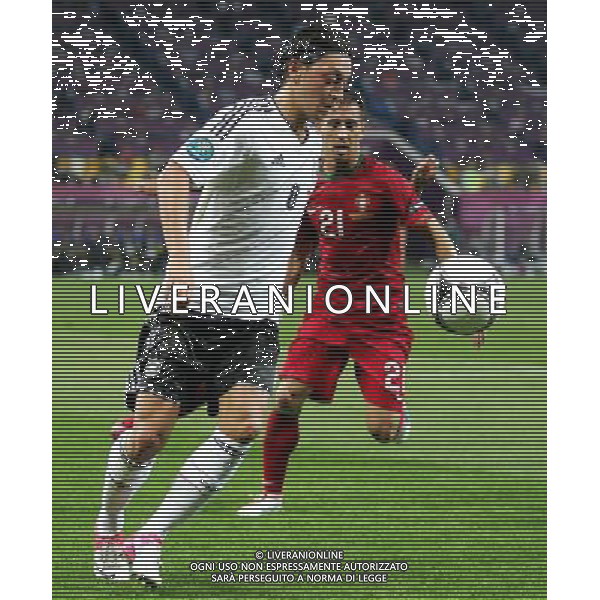 LWOW STADION OLIMPIJSKI 09.06.2012 EURO 2012 PILKA NOZNA GRUPA B NIEMCY - PORTUGALIA NZ MESUT OEZIL GER JOAO PEREIRA POR FOT MICHAL NOWAK / NEWSPIX.PL LVIV OLYMPIC STADIUM 09.06.2012 EURO 2012 GROUP B GERMANY - PORTUGAL MESUT OEZIL GER JOAO PEREIRA POR MICHAL NOWAK / NEWSPIX.PL --- Newspix.pl /AG ALDO LIVERANI SAS - ITALY ONLY *** Local Caption *** .