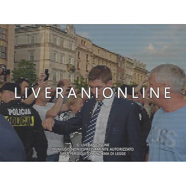 KRAKOW 07.06.2012 PRZEJSCIE PILKARZY REPREZENTACJI ANGLII Z SUKIENNIC DO HOTEL STARY PO WELCOME MEETING. MEMBERS OF ENGLISH FOOTBALL NATIONAL TEAM IN MAIN MARKET SQUARE IN CRACOW STEVEN GERARD FOT. JAKUB GRUCA/ NEWSPIX.PL --- Newspix.pl AG ALDO LIVERANI SAS - ITALY ONLY - *** Local Caption *** .