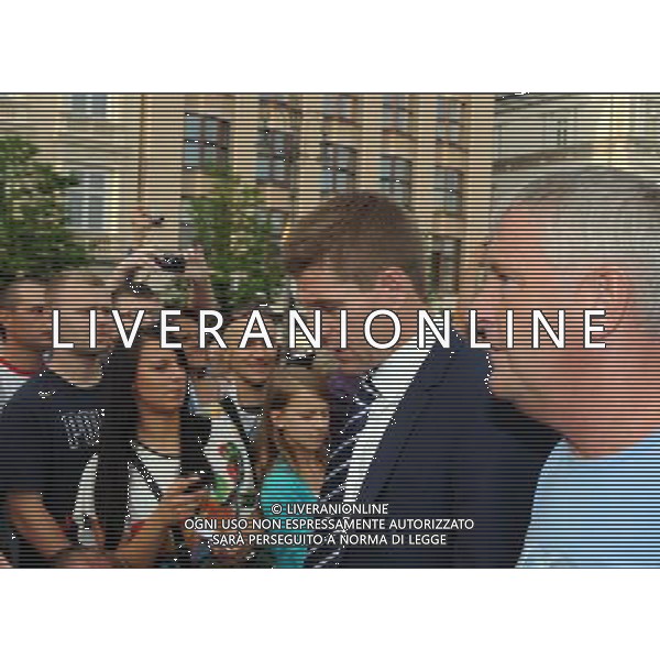 KRAKOW 07.06.2012 PRZEJSCIE PILKARZY REPREZENTACJI ANGLII Z SUKIENNIC DO HOTEL STARY PO WELCOME MEETING. MEMBERS OF ENGLISH FOOTBALL NATIONAL TEAM IN MAIN MARKET SQUARE IN CRACOW STEVEN GERARD FOT. JAKUB GRUCA/ NEWSPIX.PL --- Newspix.pl AG ALDO LIVERANI SAS - ITALY ONLY - *** Local Caption *** .