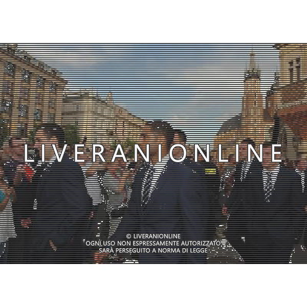 KRAKOW 07.06.2012 PRZEJSCIE PILKARZY REPREZENTACJI ANGLII Z SUKIENNIC DO HOTEL STARY PO WELCOME MEETING. MEMBERS OF ENGLISH FOOTBALL NATIONAL TEAM IN MAIN MARKET SQUARE IN CRACOW GLEN JOHNSON FOT. JAKUB GRUCA/ NEWSPIX.PL --- Newspix.pl AG ALDO LIVERANI SAS - ITALY ONLY - *** Local Caption *** .