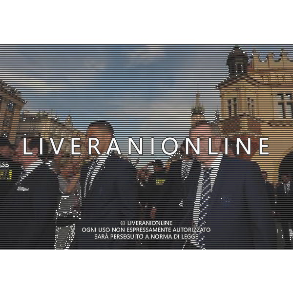 KRAKOW 07.06.2012 PRZEJSCIE PILKARZY REPREZENTACJI ANGLII Z SUKIENNIC DO HOTEL STARY PO WELCOME MEETING. MEMBERS OF ENGLISH FOOTBALL NATIONAL TEAM IN MAIN MARKET SQUARE IN CRACOW ALEX OXLADE-CHAMBERLAIN FOT. JAKUB GRUCA/ NEWSPIX.PL --- Newspix.pl AG ALDO LIVERANI SAS - ITALY ONLY - *** Local Caption *** .