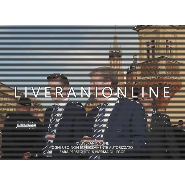 KRAKOW 07.06.2012 PRZEJSCIE PILKARZY REPREZENTACJI ANGLII Z SUKIENNIC DO HOTEL STARY PO WELCOME MEETING. MEMBERS OF ENGLISH FOOTBALL NATIONAL TEAM IN MAIN MARKET SQUARE IN CRACOW ROY HODGSON FOT. JAKUB GRUCA/ NEWSPIX.PL --- Newspix.pl AG ALDO LIVERANI SAS - ITALY ONLY - *** Local Caption *** .