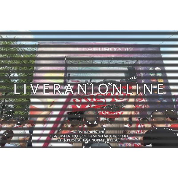 WARSZAWA 07.06.2012 STREFA KIBICA EURO 2012 NAJWIEKSZA STREFA KIBICA PODCZAS EURO 2012 MECZ POLSKA GRECJA THE BIGERST FAN ZONE IN EURO 2012 N Z. KIBICE FANI FANS FLAGI BARWY NARODOWE ZABAWA FOT.ALEKSANDER MAJDANSKI / NEWSPIX.PL --- Newspix.pl AG ALDO LIVERANI S A S ONLY ITALY *** Local Caption *** www.newspix.pl mail us: info@newspix.pl call us: 0048 022 23 22 222 --- Polish Picture Agency by Ringier Axel Springer Poland