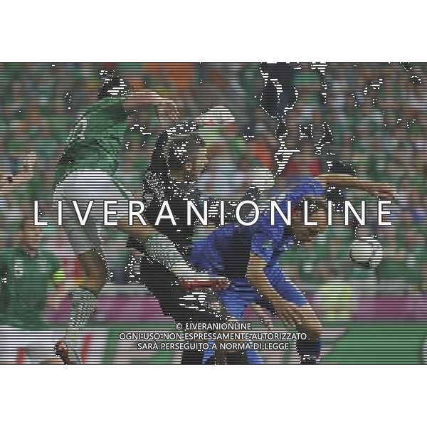 (120611) -- POZNAN, June 11, 2012 () -- Shane Long (L) of Ireland vies with Stipe Pletikosa (C) and Gordon Schildenfeld of Croatia during their Group C match at the Euro 2012 football championships in Poznan, Poland, June 10, 2012. Croatia won 3-1. (/Wu Wei) (jyc) AG ALDO LIVERANI S A S ONLY ITALY