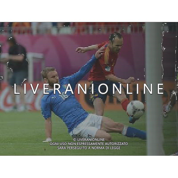 (120611) -- GDANSK, June 11, 2012 () -- Daniele De Rossi (L) of Italy shoots the ball during the Group C match against Spain at the Euro 2012 football championships in Gdansk, Poland, June 10, 2012. The match ended in a 1-1 draw. (/Liu Lihang) (jyc) AG ALDO LIVERANI S A S ONLY ITALY