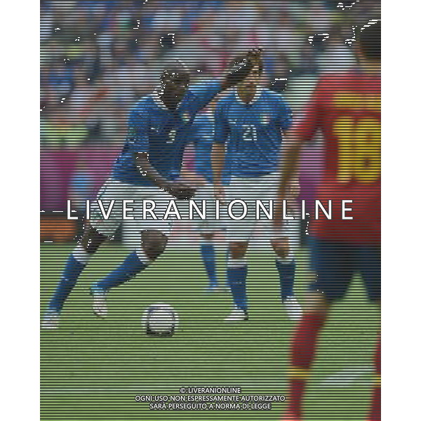 (120611) -- GDANSK, June 11, 2012 () -- Mario Balotelli (L) of Italy competes during the Group C match against Spain at the Euro 2012 football championships in Gdansk, Poland, June 10, 2012. (/Liu Lihang) (jyc) AG ALDO LIVERANI S A S ONLY ITALY