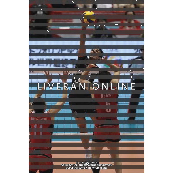 (120610) -- TOKYO, June 10, 2012 () -- Iran\'s Alizeza Mobasheri Demneh (C) spikes the ball during the men\'s volleyball qualifying tournament match against Japan for the London 2012 Olympics in Tokyo, Japan, on June 10, 2012. Iran won 3-0. (/Li Ying) AG ALDO LIVERANI S A S ONLY ITALY