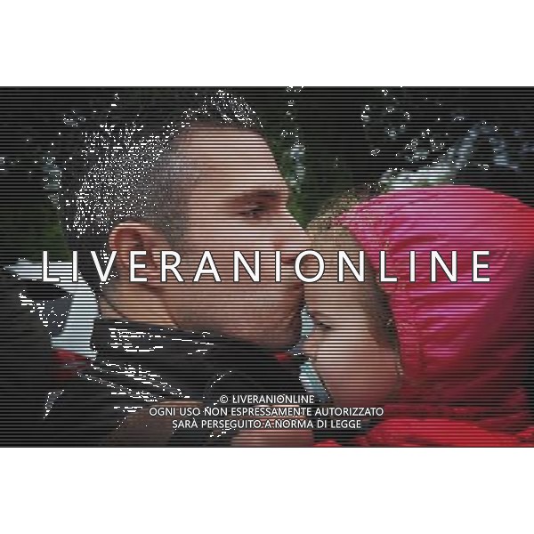 (120605) -- AMSTERDAM, June 5, 2012 () -- Robin van Persie (L) of the Netherlands\' team kisses his daughter before he leaves for Euro 2012 with the national team on June 4, 2012. (/Robin Utrecht) ©photoshot/AGENZIA ALDO LIVERANI SAS - ITALY ONLY - I giocatori della squadra Nazionale Olandese partecipante agli EUROPEI 2012, all\'aeroporto di Amsterdam prima di partire per la Polonia. Olanda 4 giugno 2012.