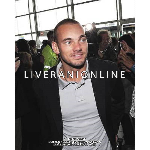 (120605) -- AMSTERDAM, June 5, 2012 () -- Wesley Sneijder of the Netherlands\' team reacts before he leaves for Euro 2012 with the national team on June 4, 2012. (/Robin Utrecht) ©photoshot/AGENZIA ALDO LIVERANI SAS - ITALY ONLY - I giocatori della squadra Nazionale Olandese partecipante agli EUROPEI 2012, all\'aeroporto di Amsterdam prima di partire per la Polonia. Olanda 4 giugno 2012.