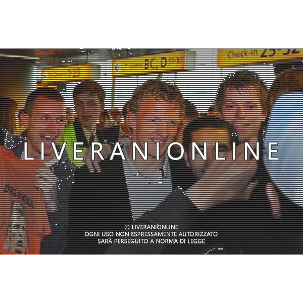 (120605) -- AMSTERDAM, June 5, 2012 () -- Dirk Kuyt (C) of the Netherlands\' team poses with fans before he leaves for Euro 2012 with the national team on June 4, 2012. (/Robin Utrecht) ©photoshot/AGENZIA ALDO LIVERANI SAS - ITALY ONLY - I giocatori della squadra Nazionale Olandese partecipante agli EUROPEI 2012, all\'aeroporto di Amsterdam prima di partire per la Polonia. Olanda 4 giugno 2012.