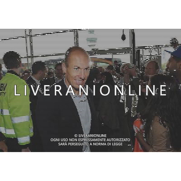 (120605) -- AMSTERDAM, June 5, 2012 () -- Arjen Robben (front) of the Netherlands\' team arrives at the airport before he leaves for Euro 2012 with the national team on June 4, 2012. (/Robin Utrecht) ©photoshot/AGENZIA ALDO LIVERANI SAS - ITALY ONLY - I giocatori della squadra Nazionale Olandese partecipante agli EUROPEI 2012, all\'aeroporto di Amsterdam prima di partire per la Polonia. Olanda 4 giugno 2012.