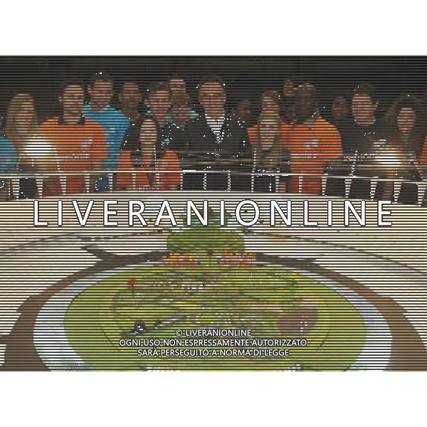 (120612) -- LONDON, June 12, 2012 () -- The photo released on June 12, 2012 by the Olympic Organising Committee LOCOG, showing Danny Boyle (C), with volunteers and a model of the London 2012 Olympic Games Opening Ceremony. With the approaching of the opening ceremony of the London 2012 Olympic Games, artistic director of the ceremony Danny Boyle unveiled the model and paid tribute to the 10,000 volunteers, cast and crew. () ©photoshot/AGENZIA ALDO LIVERANI SAS - ITALY ONLY - Il direttore artistico Danny Boyle ha presentato il modello della Cerimonia di inaugurazione dei Giochi olimpici di Londra 2012 e ha reso omaggio ai 10.000 volontari, cast e la troupe - Londra, 12 giugno 2012