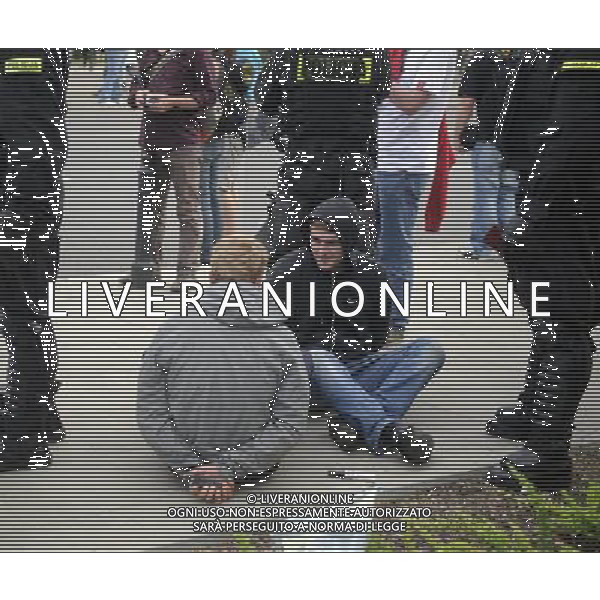 Warszawa 12/06/2012 Przemarsz z zadymy Rosjan przed meczem Polska Rosja na stadionie Narodowym Fot: Ciecier POLISH HOOLIGANS CLASHED WITH POLICE DURING THE MARCH OF RUSSIAN SUPPORTERS BEFORE POLAND - RUSSIA GAME --- Newspix.pl /AGENZIA ALDO LIVERANI SAS - ITALY ONLY - Scontri tra la polizia e i tifosi prima dell\'incontro tra Polonia - Russia Campionati Europei UEFA 2012 Polonia/Ucraina Gruppo A Varsavia (Polonia) *** Local Caption *** www.newspix.pl mail us: info@newspix.pl call us: 0048 022 23 22 222 --- Polish Picture Agency by Ringier Axel Springer Poland