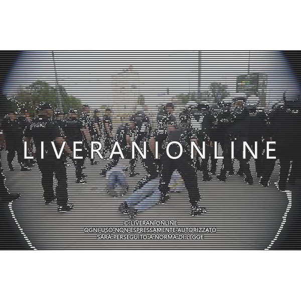 Warszawa 12/06/2012 Przemarsz z zadymy Rosjan przed meczem Polska Rosja na stadionie Narodowym Fot: Ciecier POLISH HOOLIGANS CLASHED WITH POLICE DURING THE MARCH OF RUSSIAN SUPPORTERS BEFORE POLAND - RUSSIA GAME --- Newspix.pl /AGENZIA ALDO LIVERANI SAS - ITALY ONLY - Scontri tra la polizia e i tifosi prima dell\'incontro tra Polonia - Russia Campionati Europei UEFA 2012 Polonia/Ucraina Gruppo A Varsavia (Polonia) *** Local Caption *** www.newspix.pl mail us: info@newspix.pl call us: 0048 022 23 22 222 --- Polish Picture Agency by Ringier Axel Springer Poland