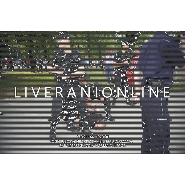 Warszawa 12/06/2012 Przemarsz z zadymy Rosjan przed meczem Polska Rosja na stadionie Narodowym Fot: Ciecier POLISH HOOLIGANS CLASHED WITH POLICE DURING THE MARCH OF RUSSIAN SUPPORTERS BEFORE POLAND - RUSSIA GAME --- Newspix.pl /AGENZIA ALDO LIVERANI SAS - ITALY ONLY - Scontri tra la polizia e i tifosi prima dell\'incontro tra Polonia - Russia Campionati Europei UEFA 2012 Polonia/Ucraina Gruppo A Varsavia (Polonia) *** Local Caption *** www.newspix.pl mail us: info@newspix.pl call us: 0048 022 23 22 222 --- Polish Picture Agency by Ringier Axel Springer Poland