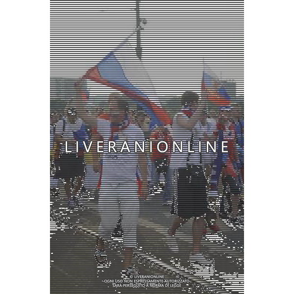 Warszawa 12/06/2012 Przemarsz z zadymy Rosjan przed meczem Polska Rosja na stadionie Narodowym Fot: Ciecier POLISH HOOLIGANS CLASHED WITH POLICE DURING THE MARCH OF RUSSIAN SUPPORTERS BEFORE POLAND - RUSSIA GAME --- Newspix.pl /AGENZIA ALDO LIVERANI SAS - ITALY ONLY - Scontri tra la polizia e i tifosi prima dell\'incontro tra Polonia - Russia Campionati Europei UEFA 2012 Polonia/Ucraina Gruppo A Varsavia (Polonia) *** Local Caption *** www.newspix.pl mail us: info@newspix.pl call us: 0048 022 23 22 222 --- Polish Picture Agency by Ringier Axel Springer Poland