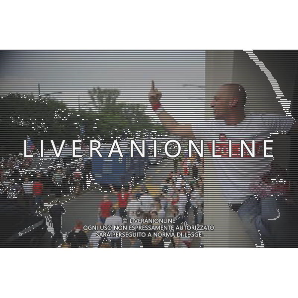 Warszawa 12/06/2012 Przemarsz z zadymy Rosjan przed meczem Polska Rosja na stadionie Narodowym Fot: Ciecier POLISH HOOLIGANS CLASHED WITH POLICE DURING THE MARCH OF RUSSIAN SUPPORTERS BEFORE POLAND - RUSSIA GAME --- Newspix.pl /AGENZIA ALDO LIVERANI SAS - ITALY ONLY - Scontri tra la polizia e i tifosi prima dell\'incontro tra Polonia - Russia Campionati Europei UEFA 2012 Polonia/Ucraina Gruppo A Varsavia (Polonia) *** Local Caption *** www.newspix.pl mail us: info@newspix.pl call us: 0048 022 23 22 222 --- Polish Picture Agency by Ringier Axel Springer Poland