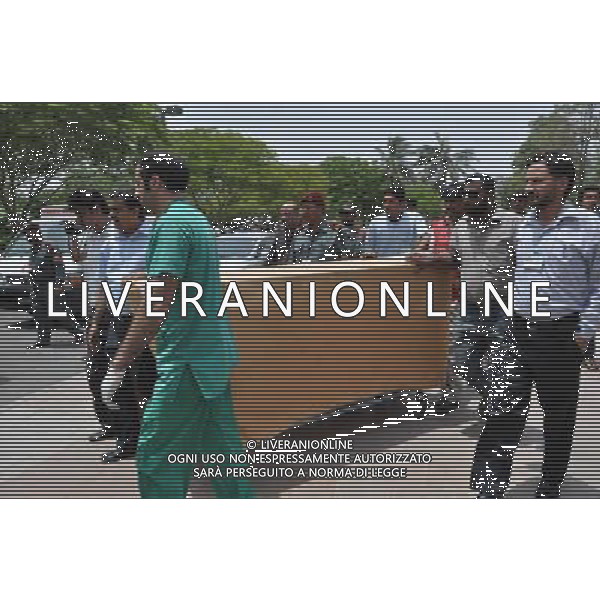 (120613) -- KARACHI, June 13, 2012 () -- People carry the body of Mehdi Hassan from a hospital in southern Pakistani port city of Karachi, on June 13, 2012. Pakistan\'s legendary ghazal maestro Mehdi Hasan died Wednesday at the age of 84 after a protracted illness, his family said. (/Arshad)(zcc) /PHOTOSHOT/AG ALDO LIVERANI SAS - ITALY ONLY -
