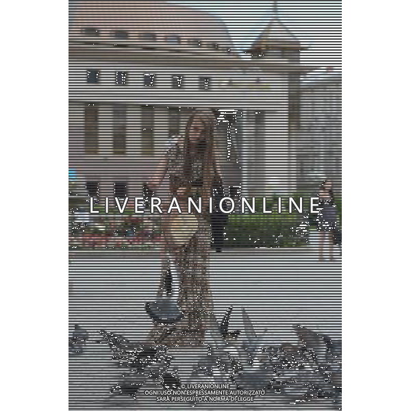 (120614) -- LVIV, June 14, 2012 () -- A girl feeds doves on June 13, 2012 in Lviv, Ukraine, which is the host city for matches of Euro 2012 football championships Group B. (/Li Jundong) (bxf) ©photoshot/AGENZIA ALDO LIVERANI SAS - ITALY ONLY - Lviv, in Ucraina, citta\' ospitante delle partite dei campionati di calcio Euro 2012 Group B, 14 giugno 2012