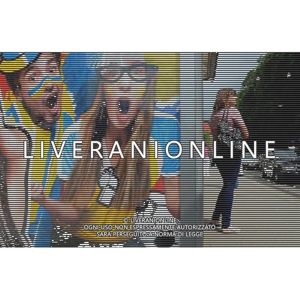 (120614) -- LVIV, June 14, 2012 () -- A woman stands at a bus stop June 13, 2012 in Lviv, Ukraine, which is the host city for matches of Euro 2012 football championships Group B. (/Li Jundong) (bxf) ©photoshot/AGENZIA ALDO LIVERANI SAS - ITALY ONLY - Lviv, in Ucraina, citta\' ospitante delle partite dei campionati di calcio Euro 2012 Group B, 14 giugno 2012