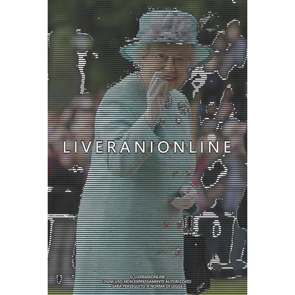 Britain\'s Queen Elizabeth waves to well wishers during a visit to Vernon Park in Nottingham, central England, June 13, 2012. /PHOTOSHOT/AG ALDO LIVERANI SAS - ITALY ONLY - *** Local Caption *** .