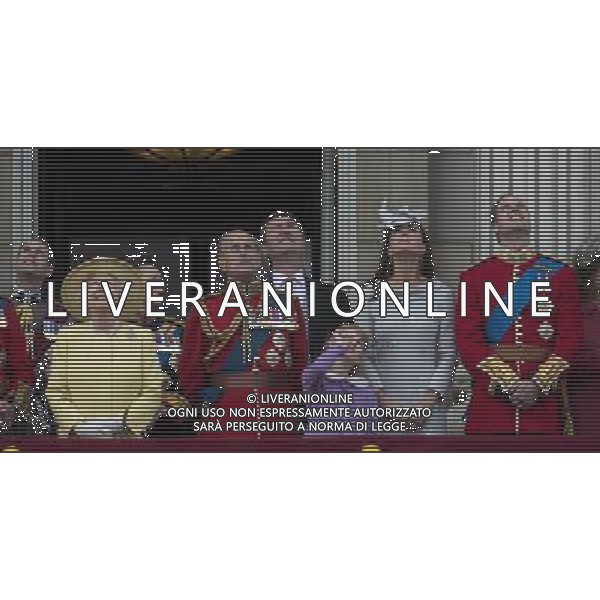 Trooping The Colour . Members of The Royal Family stand on the balcony of Buckingham Palace . The Queen ,Prince Phillip ,Tim Lawrence ,Lady Louise .Duchess of Cambridge snd Princess William watch the fly pass . ©photoshot/Agenzia Aldo Liverani Sas - ITALY ONLY - REALI INGLESI: La regina Elisabetta II e famiglia reale ha festeggiato il suo compleanno ufficiale, passando in rassegna le truppe e le Guardie dei suoi reggimenti nel centro di Londra, Gran Bretagna, 16 giugno 2012
