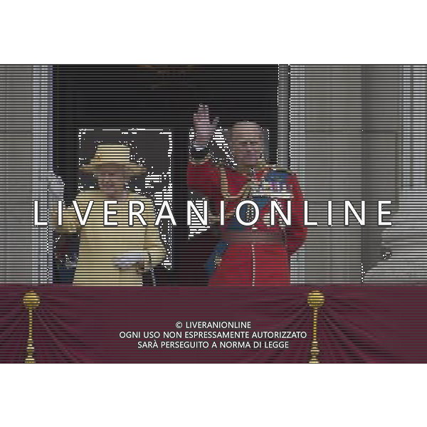 Trooping The Colour . Members of The Royal Family stand on the balcony of Buckingham Palace . The Queen and Prince Phillip wave to the crowd ©photoshot/Agenzia Aldo Liverani Sas - ITALY ONLY - REALI INGLESI: La regina Elisabetta II e famiglia reale ha festeggiato il suo compleanno ufficiale, passando in rassegna le truppe e le Guardie dei suoi reggimenti nel centro di Londra, Gran Bretagna, 16 giugno 2012
