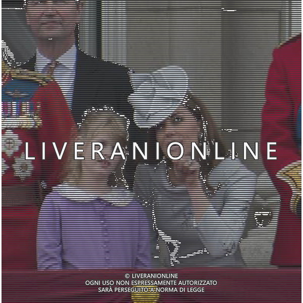 Trooping The Colour . Members of The Royal Family stand on the balcony of Buckingham Palace . The Duchess of Cambridge and Lady Louise watching the fly pass . ©photoshot/Agenzia Aldo Liverani Sas - ITALY ONLY - REALI INGLESI: La regina Elisabetta II e famiglia reale ha festeggiato il suo compleanno ufficiale, passando in rassegna le truppe e le Guardie dei suoi reggimenti nel centro di Londra, Gran Bretagna, 16 giugno 2012
