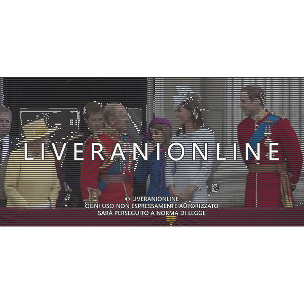 Trooping The Colour . Members of The Royal Family stand on the balcony of Buckingham Palace . The Queen.Prince Harry ,Prince Phiilip Princess Beatrice,The Ducke and Duchess of Cambridge ©photoshot/Agenzia Aldo Liverani Sas - ITALY ONLY - REALI INGLESI: La regina Elisabetta II e famiglia reale ha festeggiato il suo compleanno ufficiale, passando in rassegna le truppe e le Guardie dei suoi reggimenti nel centro di Londra, Gran Bretagna, 16 giugno 2012