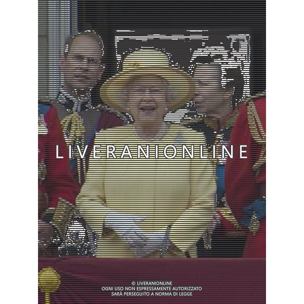 Trooping The Colour . Members of The Royal Family stand on the balcony of Buckingham Palace . The Queen watching the fly pass ©photoshot/Agenzia Aldo Liverani Sas - ITALY ONLY - REALI INGLESI: La regina Elisabetta II e famiglia reale ha festeggiato il suo compleanno ufficiale, passando in rassegna le truppe e le Guardie dei suoi reggimenti nel centro di Londra, Gran Bretagna, 16 giugno 2012