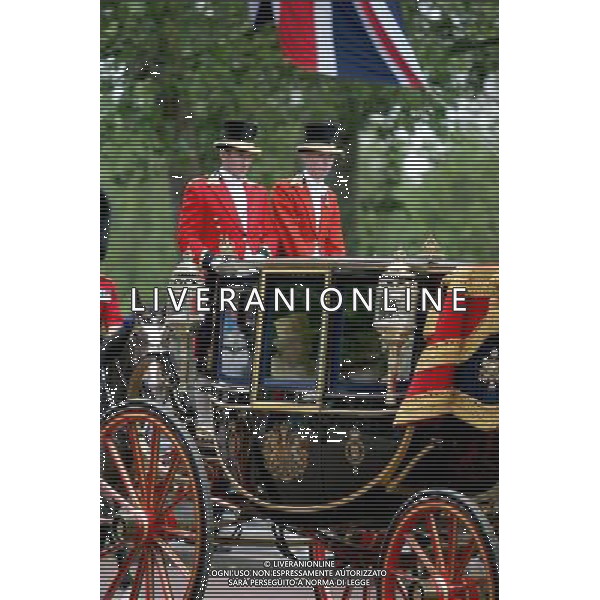(120616) -- LONDON, June 16, 2012 () -- Britain\'s Queen Elizabeth II inspects her Guards regiments during the Trooping of the Color ceremony in central London, Britain, June 16, 2012. The Queen celebrated her official birthday on Saturday, by reviewing troops from her Guards regiments and viewing a flypast of Royal Air Force planes in central London. The annual event known as the Trooping of the Color is always held on a Saturday in the middle of June to mark the Queen\'s official birthday. (/Bimal Gautam) ©photoshot/Agenzia Aldo Liverani Sas - ITALY ONLY - REALI INGLESI: La regina Elisabetta II e famiglia reale ha festeggiato il suo compleanno ufficiale, passando in rassegna le truppe e le Guardie dei suoi reggimenti nel centro di Londra, Gran Bretagna, 16 giugno 2012