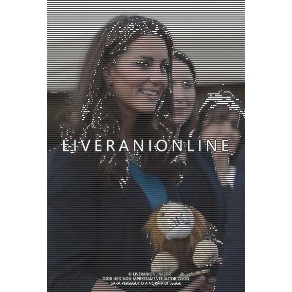 The Duchess of Cambridge is presented with an Aslan lion toy as she hosts 150 children and young people from The Art Room at a performance of The Lion, The Witch and The Wardrobe at Kensington Gardens, London. Photo. Picture date: Friday June 15, 2012. Kate. Photo credit should read: ©photoshot/Agenzia Aldo Liverani Sas - ITALY ONLY - REALI INGLESI: Kate Middleton, duchessa di Cambridge a teatro a Kensington Gardens, Londra 15 giugno 2012.