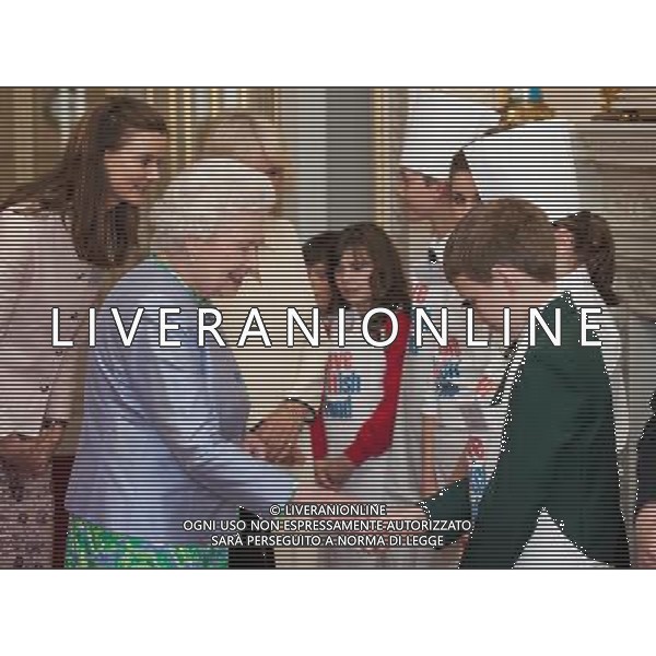 Queen Elizabeth II meets Nathan Allan, a pupil from St Columba\'s Primary School, at a reception at Buckingham Palace, in central London. Photo. Queen Elizabeth II and the Duchess of Cornwall met winners of the \'Cook for the Queen\' competition, who created the menu served at a reception at Buckingham Palace. Picture date: Friday June 15, 2012. ©photoshot/Agenzia Aldo Liverani Sas - ITALY ONLY - REALI INGLESI: La Regina Elisabetta II e Camilla duchessa di Cornovaglia hanno incontrato i vincitori del Concorso \'un Cuoco per la Regina\' che ha creato il menu servito ad un ricevimento a Buckingham Palace a Londra 15 giugno 2012. 