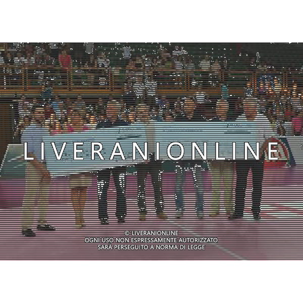 NAZIONALE PALLAVOLO FEMMINILE ITALIA EMILIA amichevole di Volley per i terremotati dell\'emilia, Montichiari (Bs) 17 giugno 2012. nella foto la consegna dell\'assegno ©Fotolive Filippo Venezia/AGENZIA ALDO LIVERANI SAS
