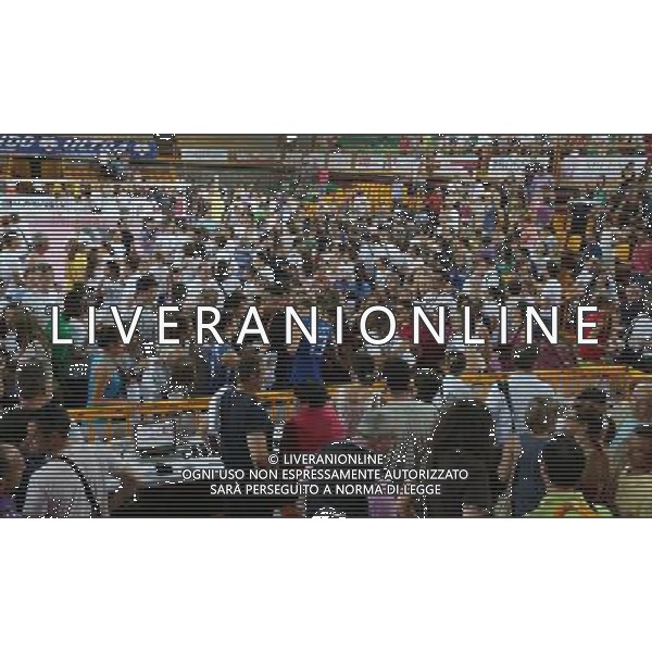 NAZIONALE PALLAVOLO FEMMINILE ITALIA EMILIA amichevole di Volley per i terremotati dell\'emilia, Montichiari (Bs) 17 giugno 2012. nella foto invasione dei tifosi a fine partita per gli autografi ©Fotolive Filippo Venezia/AGENZIA ALDO LIVERANI SAS