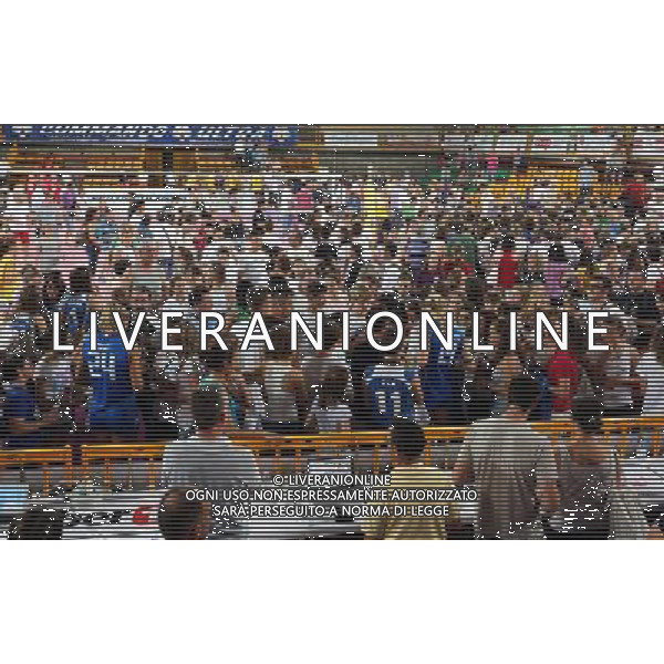 NAZIONALE PALLAVOLO FEMMINILE ITALIA EMILIA amichevole di Volley per i terremotati dell\'emilia, Montichiari (Bs) 17 giugno 2012. nella foto invasione dei tifosi a fine partita per gli autografi ©Fotolive Filippo Venezia/AGENZIA ALDO LIVERANI SAS