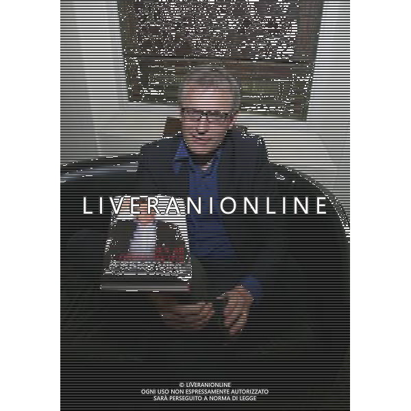 Jeremy Vine at Waterstones Reading to promote his book \'It\'s All News To Me\' Reading England. 20th June 2012. /PHOTOSHOT/AG ALDO LIVERANI SAS - ITALY ONLY -