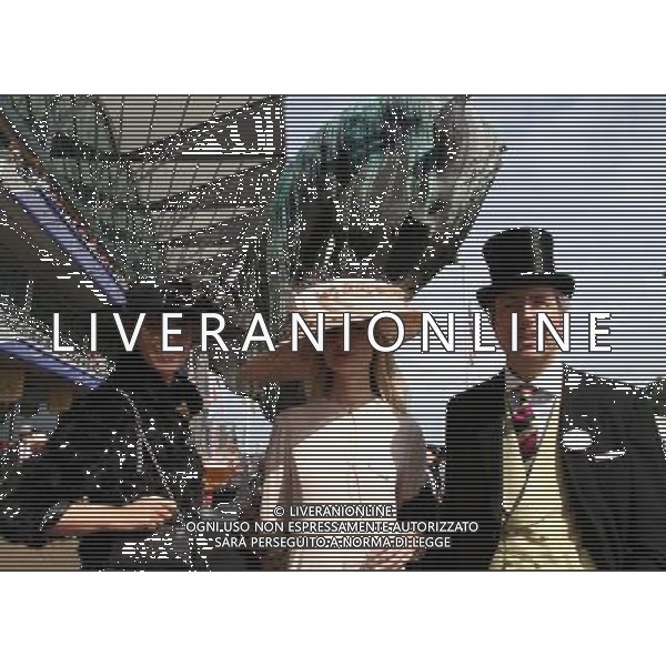 (120622) -- London, June 22, 2012 () -- Women wearing hats pose with a man for photo on the Royal Ascot, in Ascot, Berkshire, UK, June 21, 2012. Dated from 1711, the annual Royal Ascot week is one of Europe\'s most famous horse racing event. The Thursday in every Royal Ascot week is the traditional Ladies\' Day, on which spectating ladies specially wear beautiful hats for the Gold Cup race. (/Zhang Yuenan) (zy) /PHOTOSHOT/ALDO LIVERANI SAS - ITALY ONLY